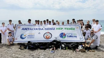 Antalya'da öğrenciler Konyaaltı sahilini temizledi