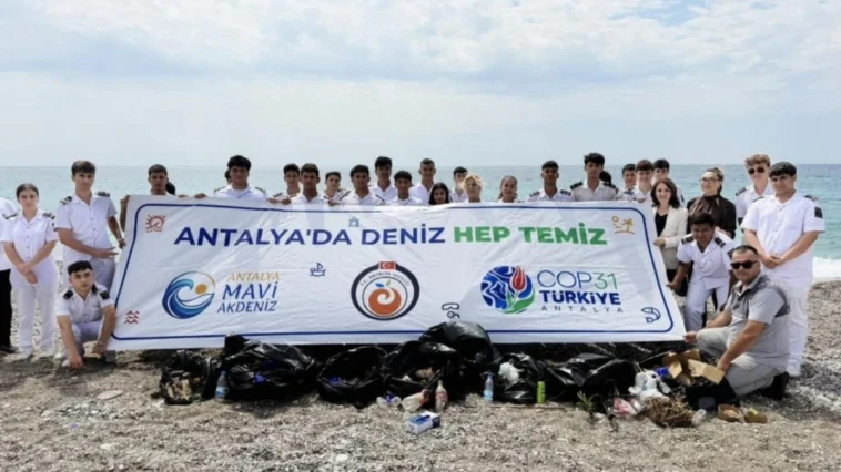 Antalya'da öğrenciler Konyaaltı sahilini temizledi