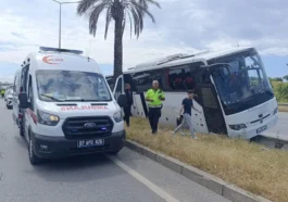 Antalya'da yolcu otobüsü refüje çıktı
