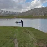 Gölette mahsur kalan araç kurtarıldı