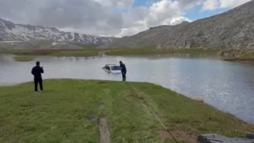 Gölette mahsur kalan araç kurtarıldı