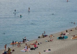 Hava ısındı, Konyaaltı Sahili'nde yoğunluk oluştu