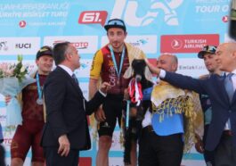 TÜRKİYE BİSİKLET TURU’NDA YÖRÜK KÜLTÜRÜNÜ YANSITAN ANLAMLI HEDİYE