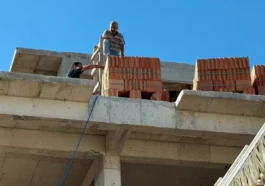 İnşaatta mahsur kalan ustayı itfaiye kurtardı
