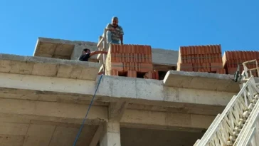 İnşaatta mahsur kalan ustayı itfaiye kurtardı