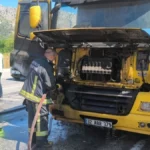 Kırmızı ışıkta bekleyen tır alevlere teslim oldu