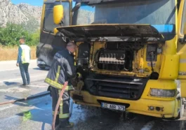 Kırmızı ışıkta bekleyen tır alevlere teslim oldu