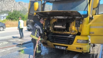 Kırmızı ışıkta bekleyen tır alevlere teslim oldu