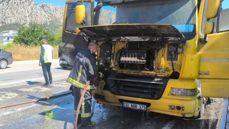Kırmızı ışıkta bekleyen tır alevlere teslim oldu