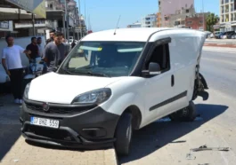 Lastiği patlayan kamyonet park halindeki araca çarptı