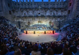 Öğretmenlerden Aspendos’ta unutulmaz performans