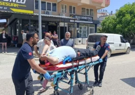Otomobile çarpan motosikletteki 2 kişi ölümden döndü
