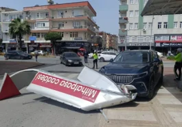 Otomobilin çarptığı araç yön tabelasını devirdi